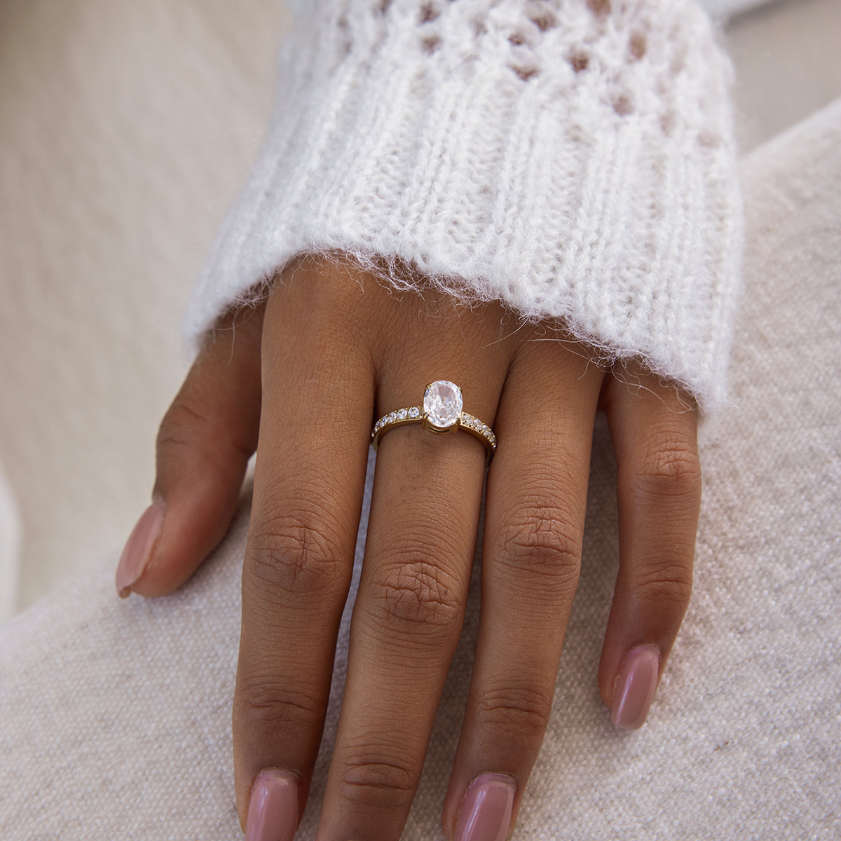 Anel Solitário Oval Cravejado Banhado a Ouro 18k