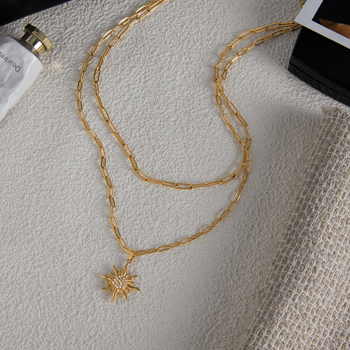O Colar Duplo Sol Cravejado Banhado a Ouro 18k