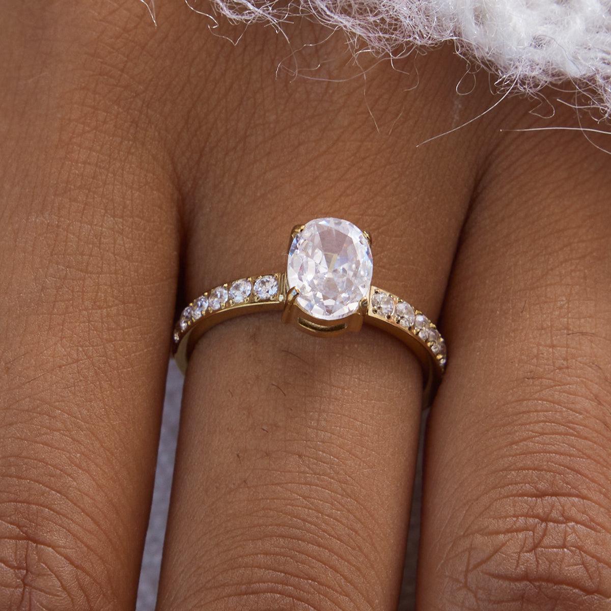 Anel Solitário Oval Cravejado Banhado a Ouro 18k