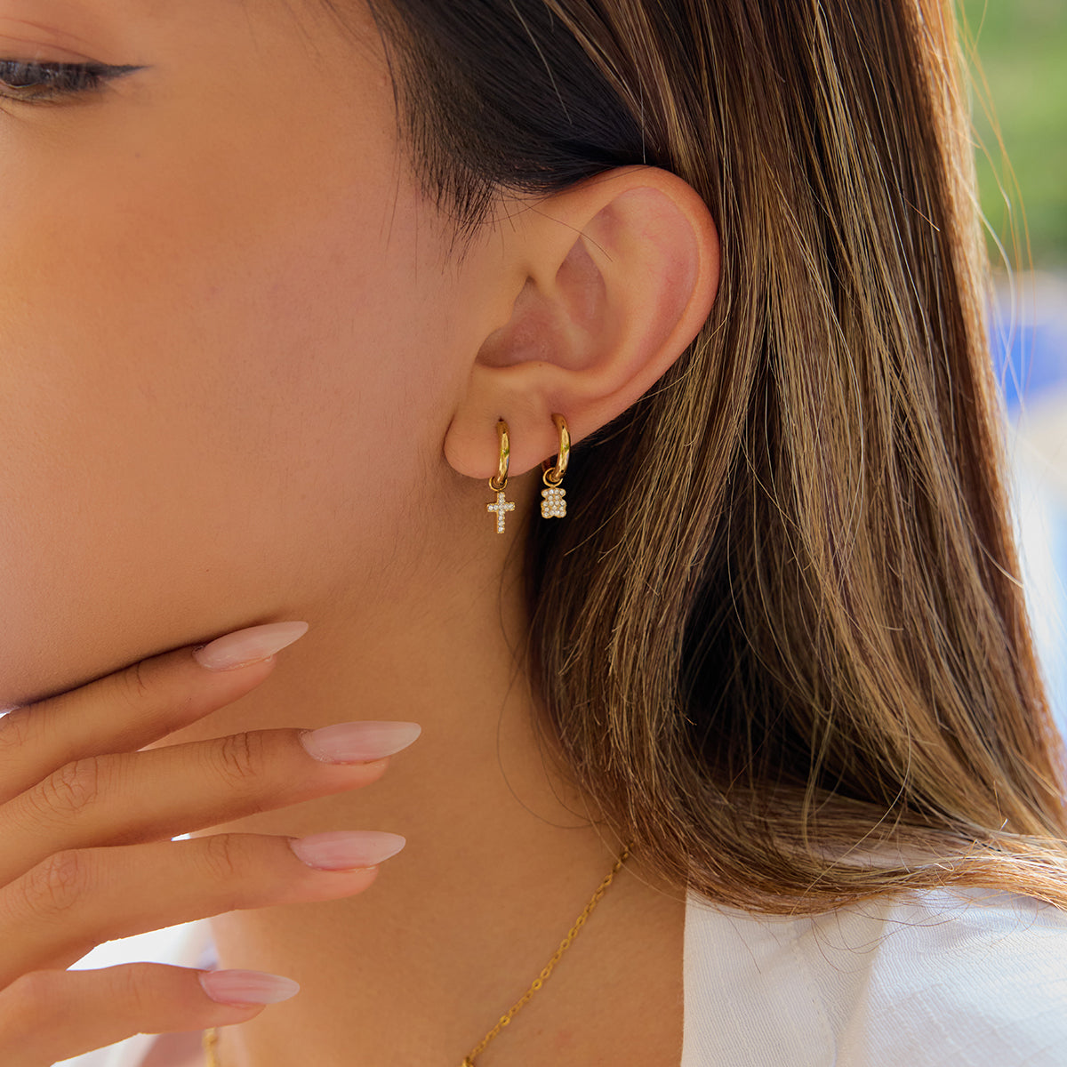 Brinco Argolinha Cruz Cravejada Banhado a Ouro 18k