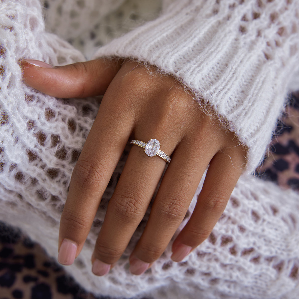 Anel Solitário Oval Cravejado Banhado a Ouro 18k