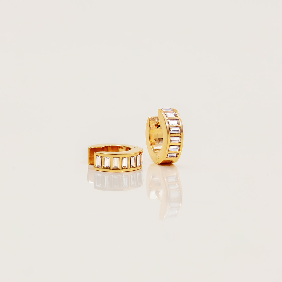 Brinco Argolinha Riviera Baguete Banhado a Ouro 18k