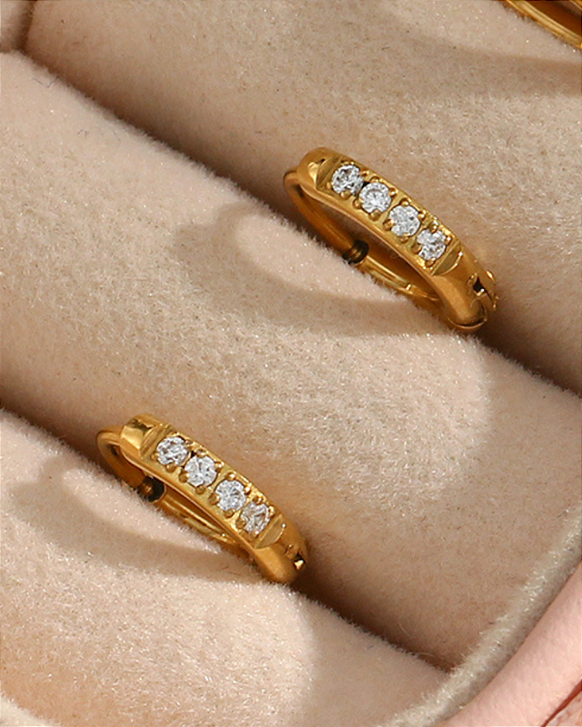 Brinco Mini Argolinha 7mm Cravejada Banhado a Ouro 18k