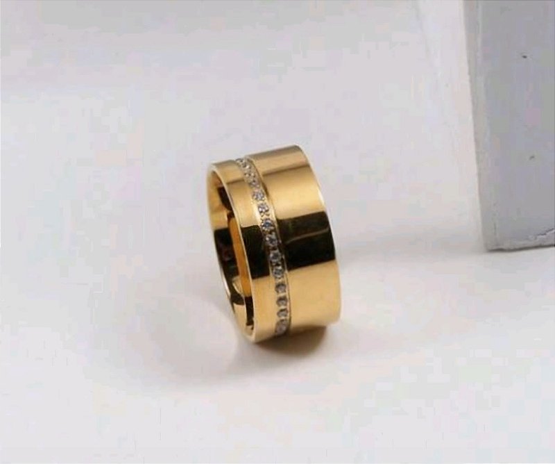 Anel Liso com Fileira de Zircônias Banhado a Ouro 18k