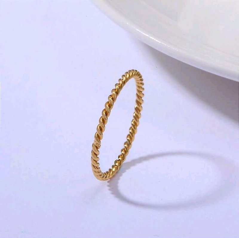 Anel Torcido Fino Banhado a Ouro 18k