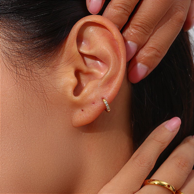 Brinco Mini Argolinha 7mm Cravejada Banhado a Ouro 18k