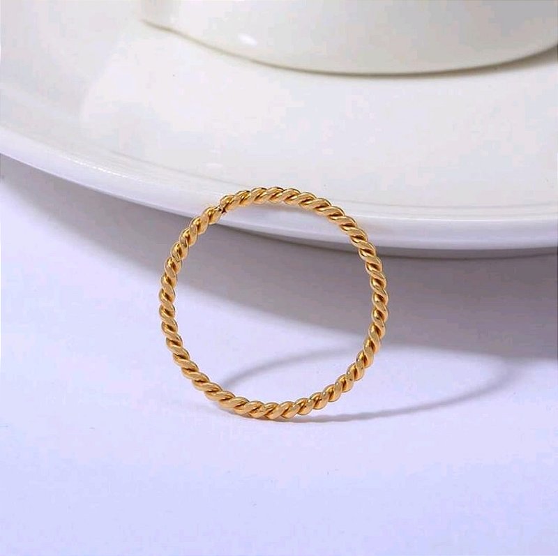 Anel Torcido Fino Banhado a Ouro 18k