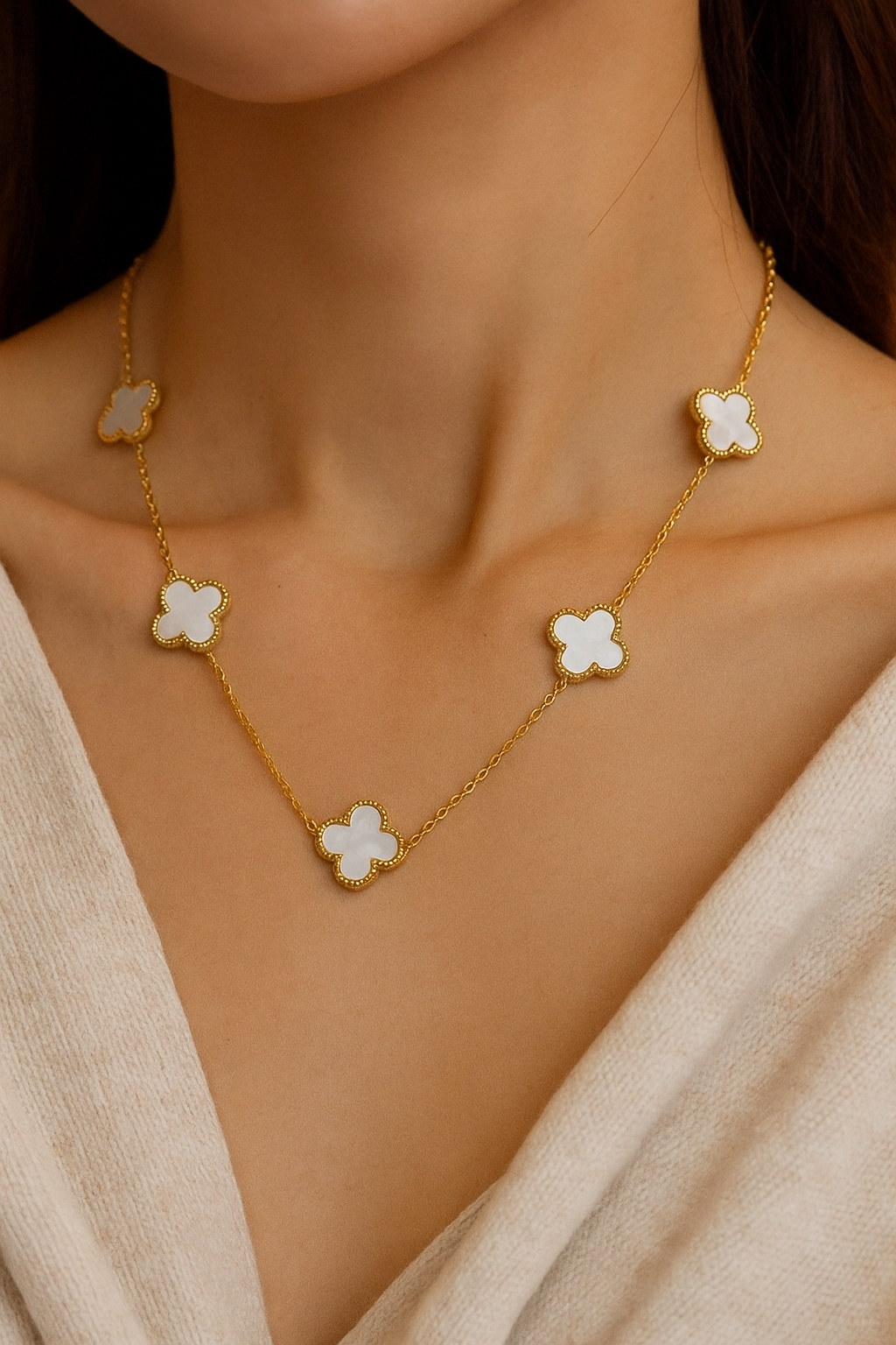 Colar Trevos Brancos Perolados Banhado a Ouro 18k