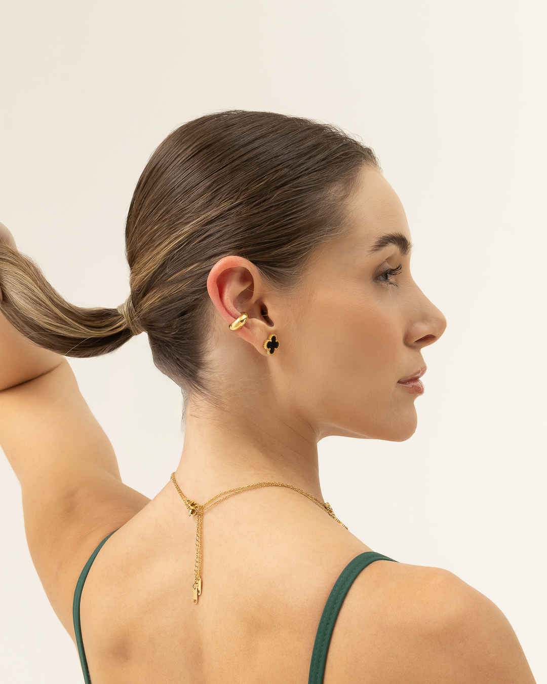 Brinco Trevo Preto Banhado a Ouro 18k