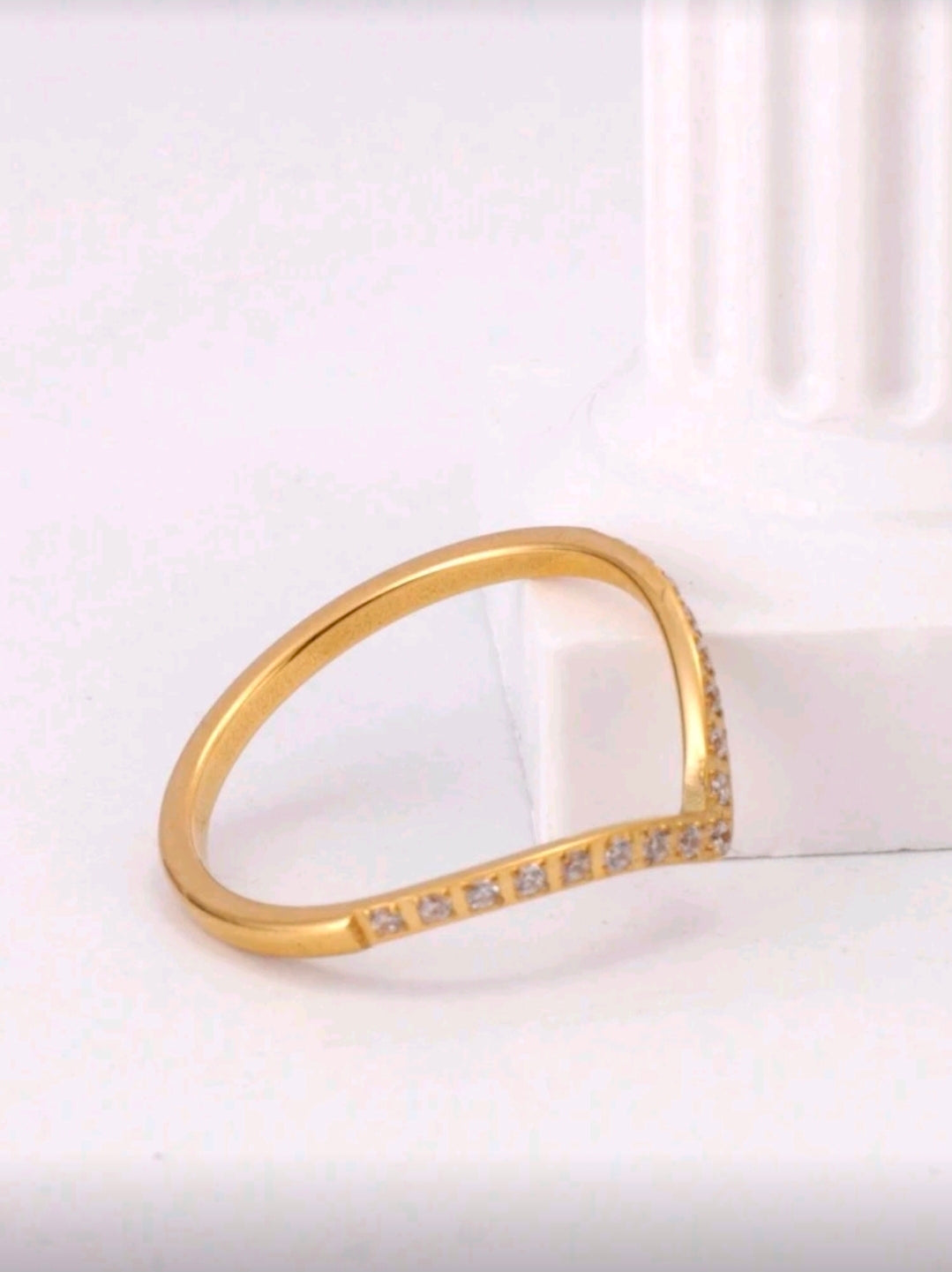 Anel V Cravejado Banhado a Ouro 18k