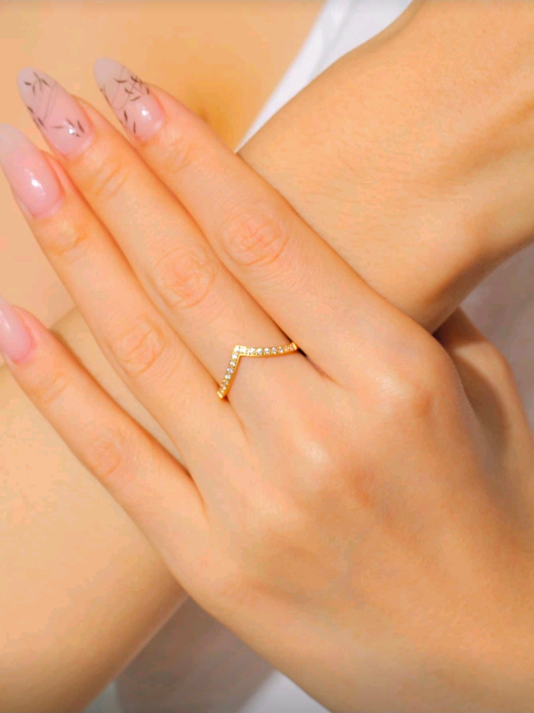 Anel V Cravejado Banhado a Ouro 18k