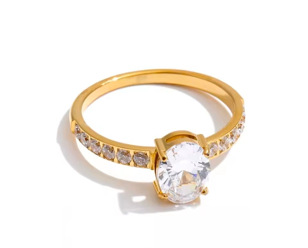 Anel Solitário Oval Cravejado Banhado a Ouro 18k