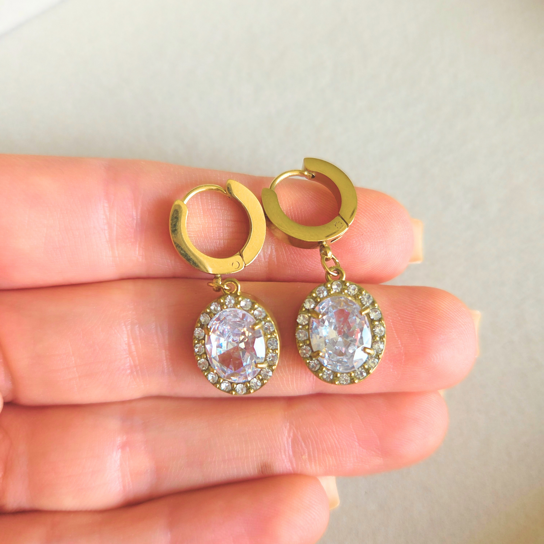 Brinco Argolinha Ponto de Luz Cravejado Banhado a Ouro 18k