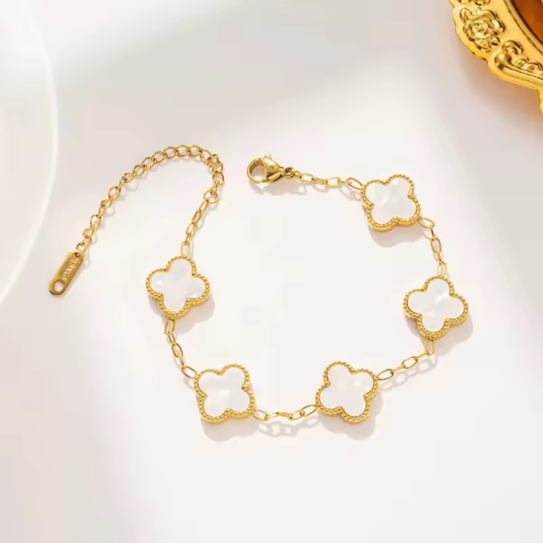 Pulseira Trevos Brancos Perolados Banhada a Ouro 18k