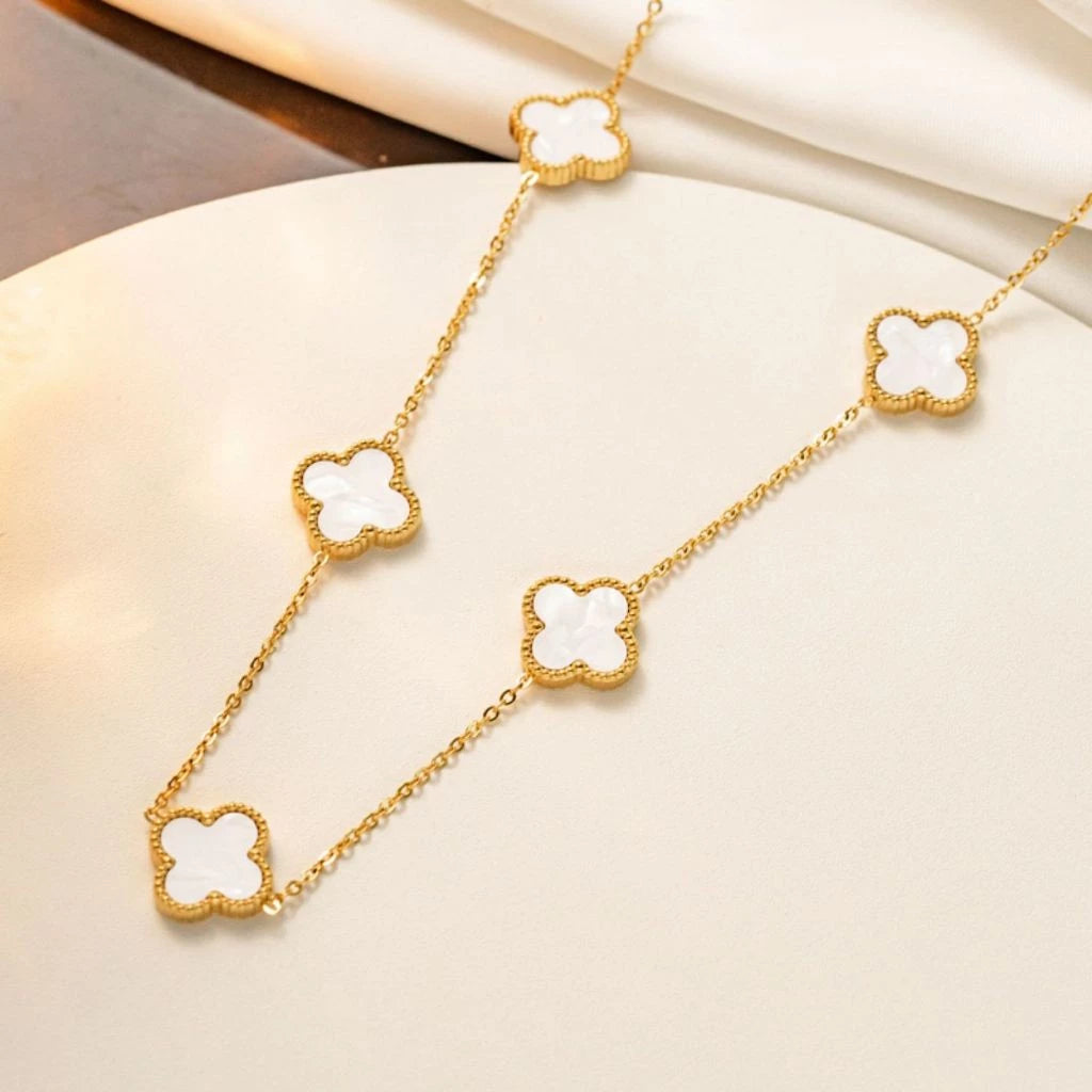 Colar Trevos Brancos Perolados Banhado a Ouro 18k