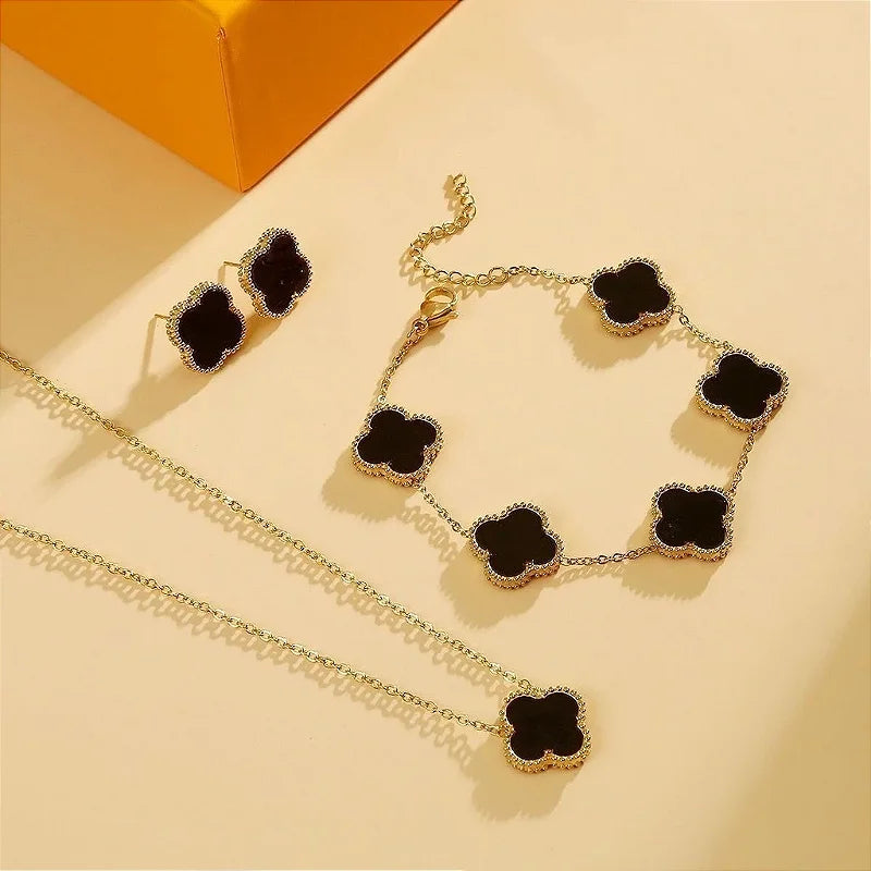 Pulseira Trevo Preto Banhada a Ouro 18k