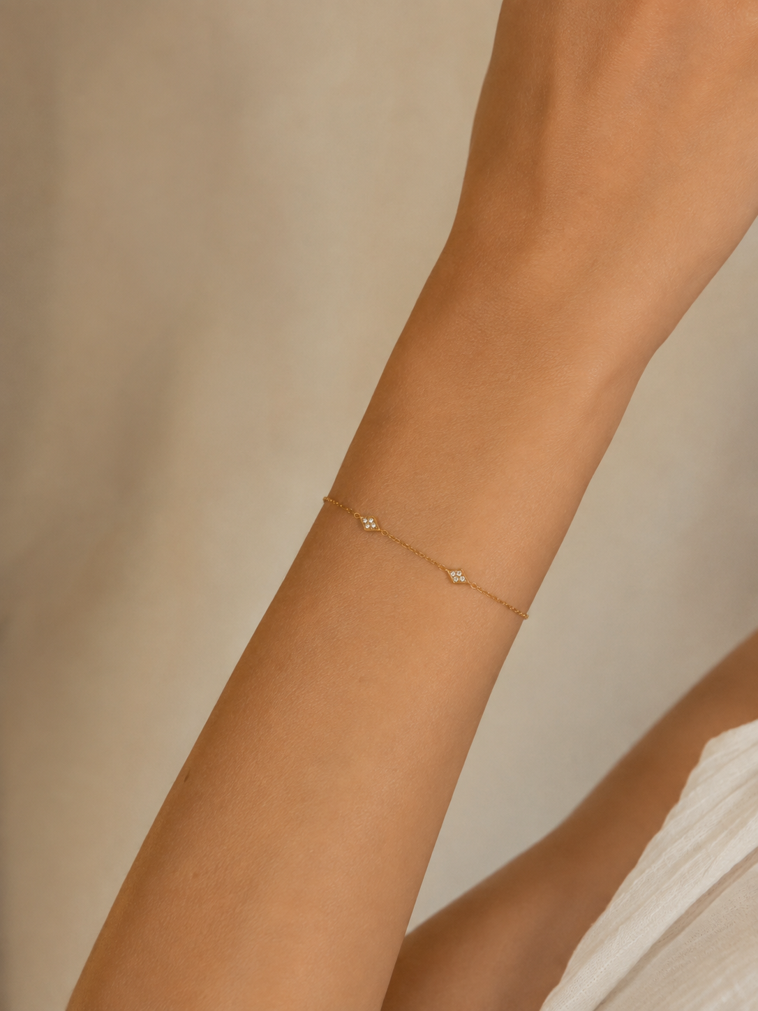 Pulseira Mini Losangos Cravejados em Aço Banhado a Ouro