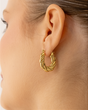 Brinco Argola Desenhada com Fecho Italiano Banhado a Ouro 18k