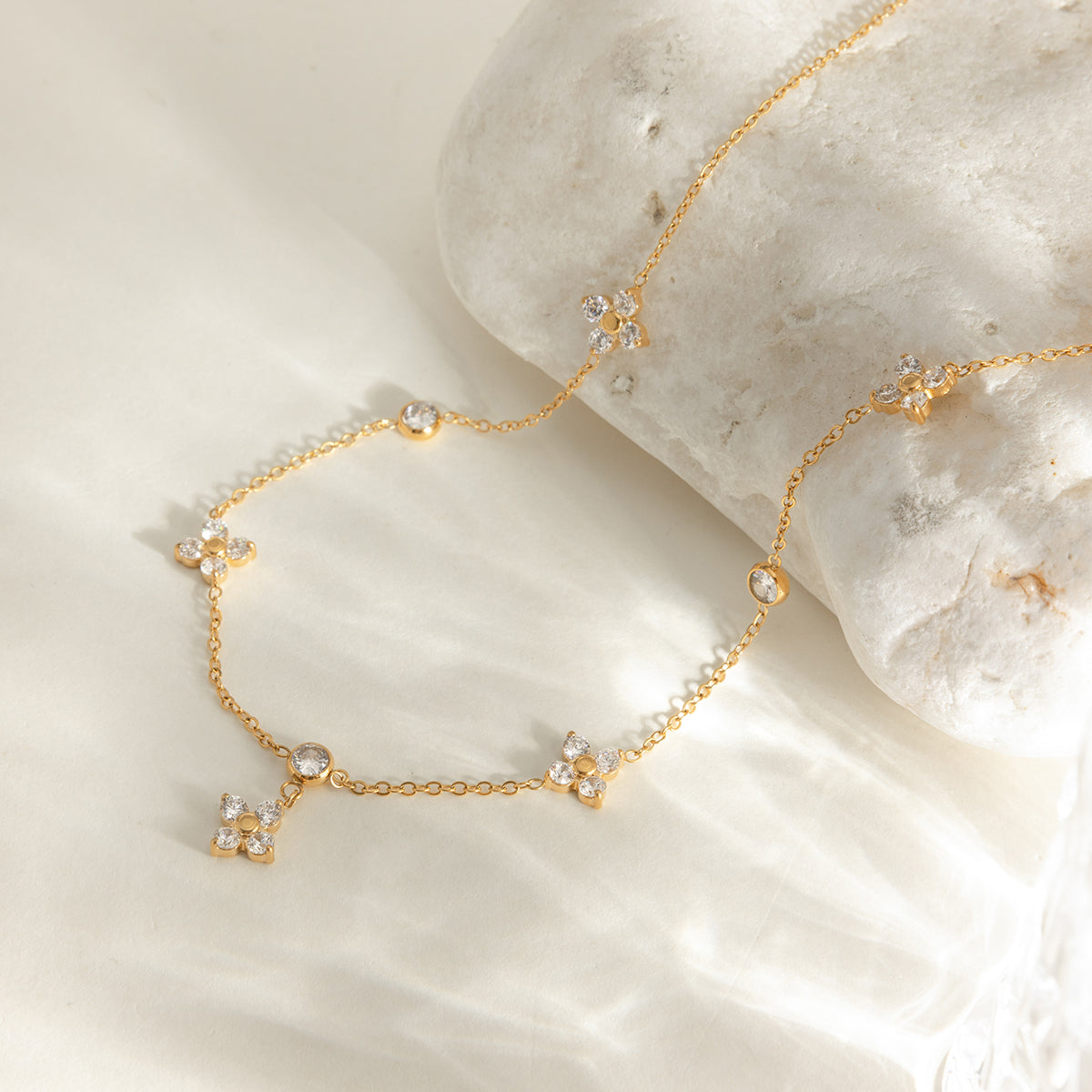 Colar Jardim Flor em Trevo Banhado a Ouro 18k