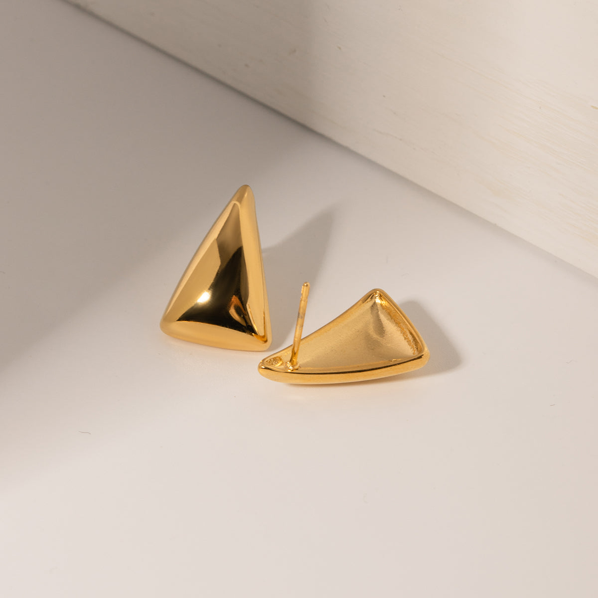 Brinco Triangular Banhado a ouro 18k