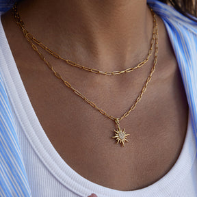 O Colar Duplo Sol Cravejado Banhado a Ouro 18k