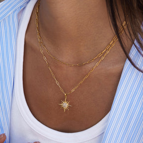 O Colar Duplo Sol Cravejado Banhado a Ouro 18k