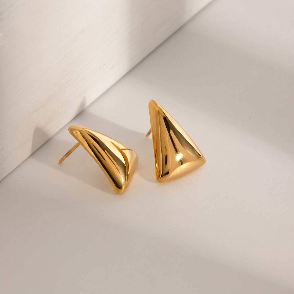 Brinco Triangular Banhado a ouro 18k