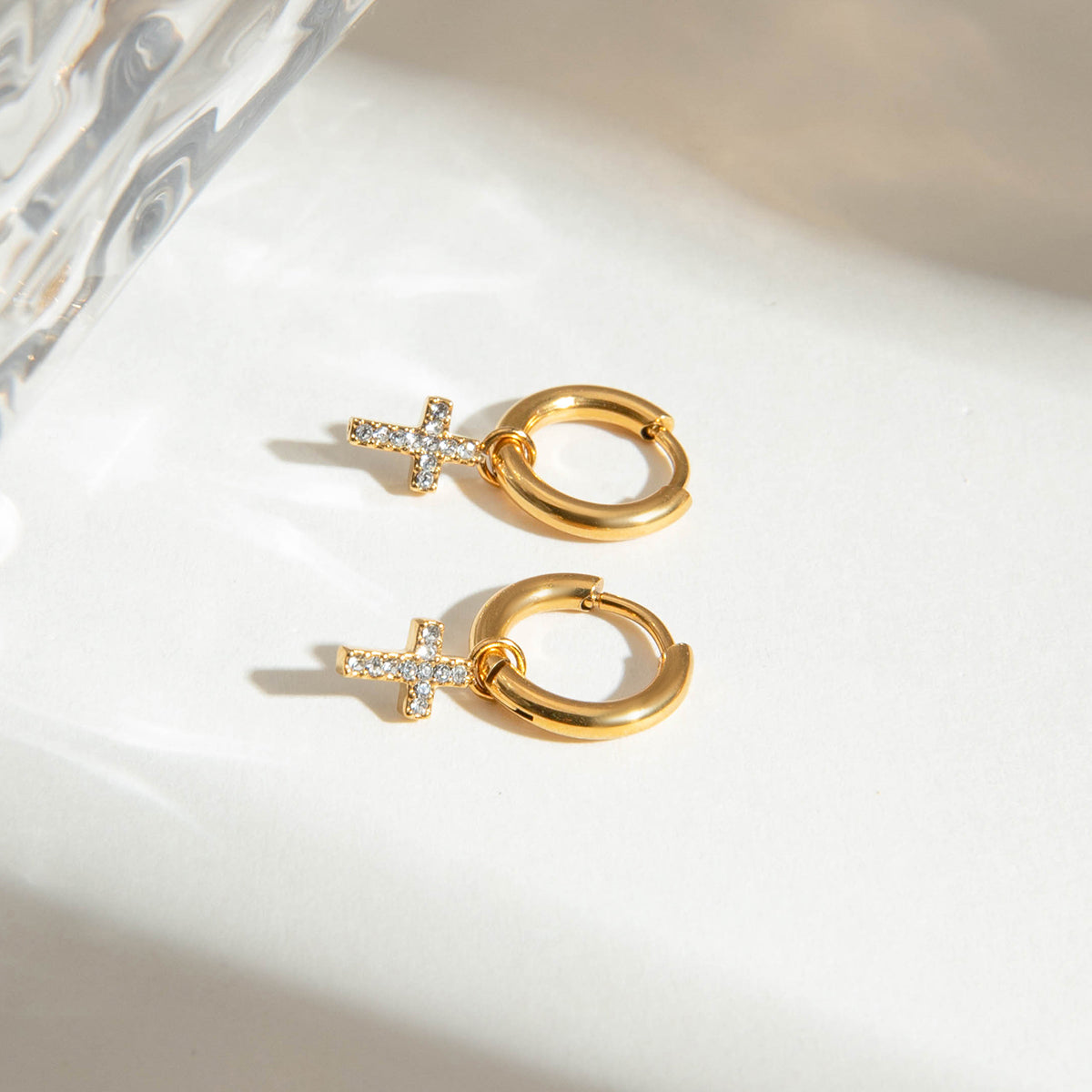 Brinco Argolinha Cruz Cravejada Banhado a Ouro 18k