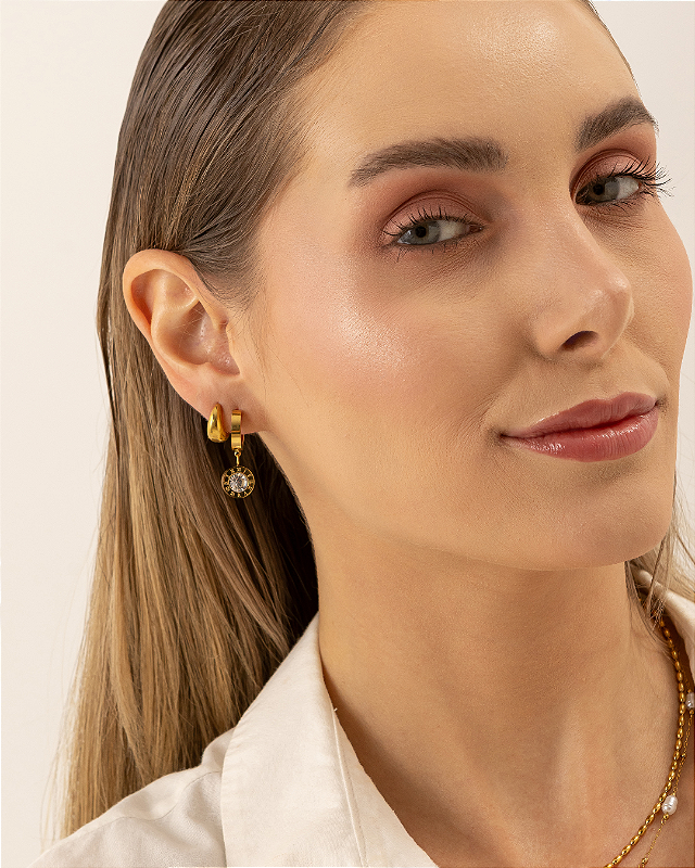 Brinco Ponto de Luz com Números Romanos Banhado a Ouro 18k