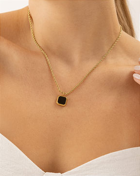 Colar Cordão Torcido com Pedra Preta Banhado a Ouro 18k