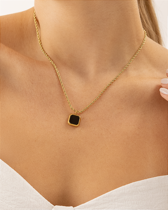 Colar Cordão Torcido com Pedra Preta Banhado a Ouro 18k