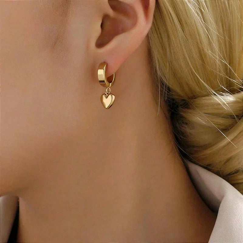 Brinco Argolinha Pendente de Coração Banhado a Ouro 18k