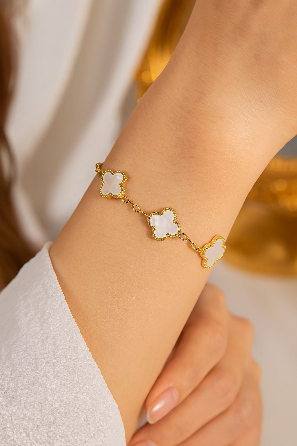 Pulseira Trevos Brancos Perolados Banhada a Ouro 18k