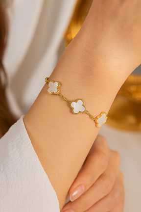 Pulseira Trevos Brancos Perolados Banhada a Ouro 18k