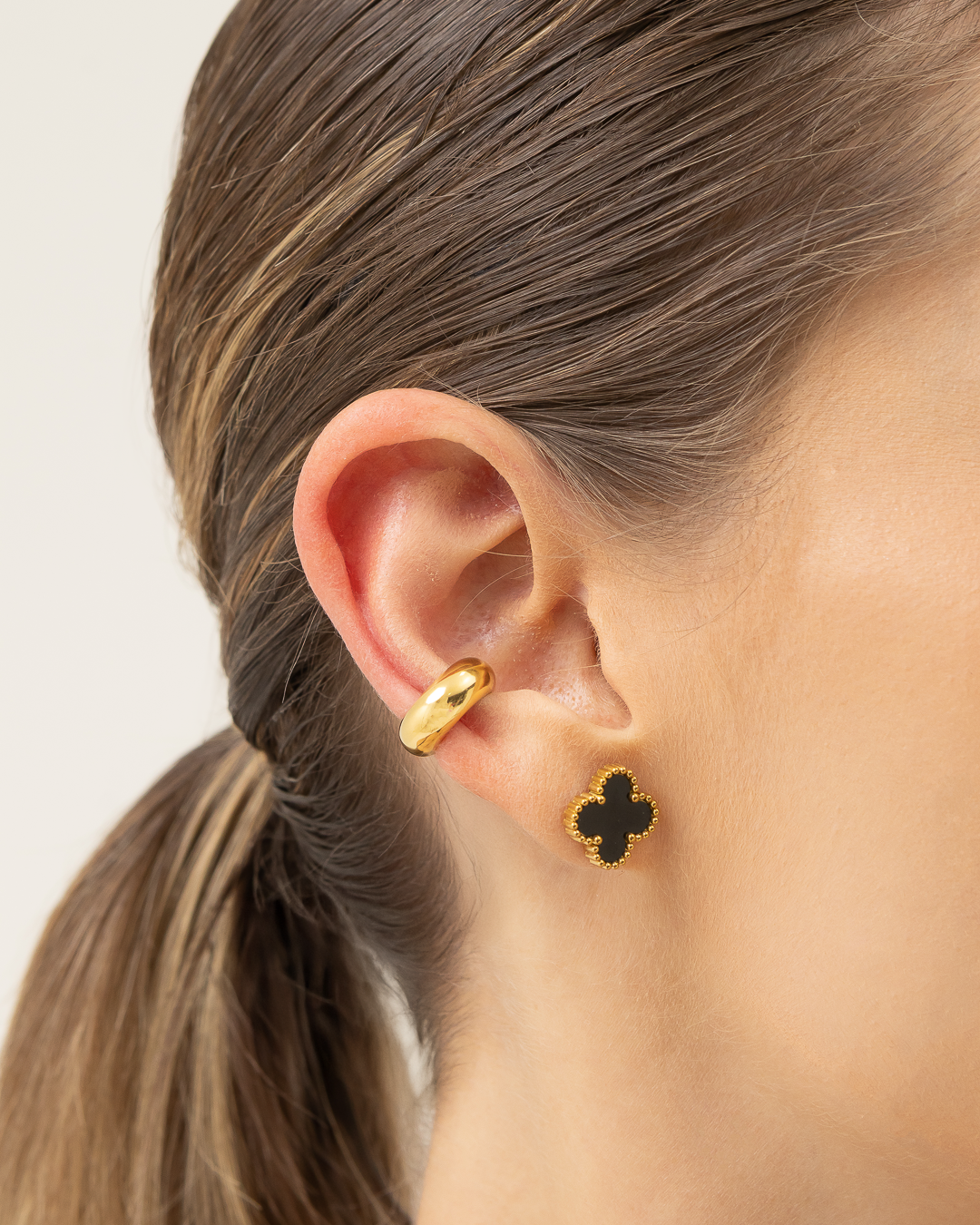 Brinco Trevo Preto Banhado a Ouro 18k