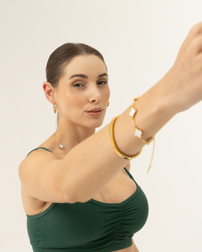 Pulseira Trevos Brancos Perolados Banhada a Ouro 18k