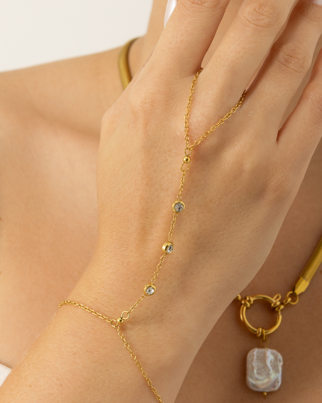 Pulseira de Mão com Cristais Banhada a Ouro 18k