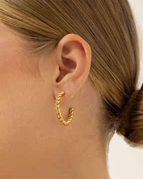 Brinco Argola Torcida Média Banhado a Ouro 18k