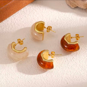 Brinco Resina Latte Banhado a Ouro 18k