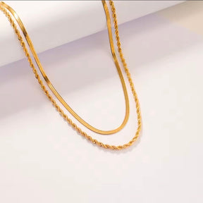 Colar Duplo Cordão Torcido e Fita Banhados a Ouro 18k