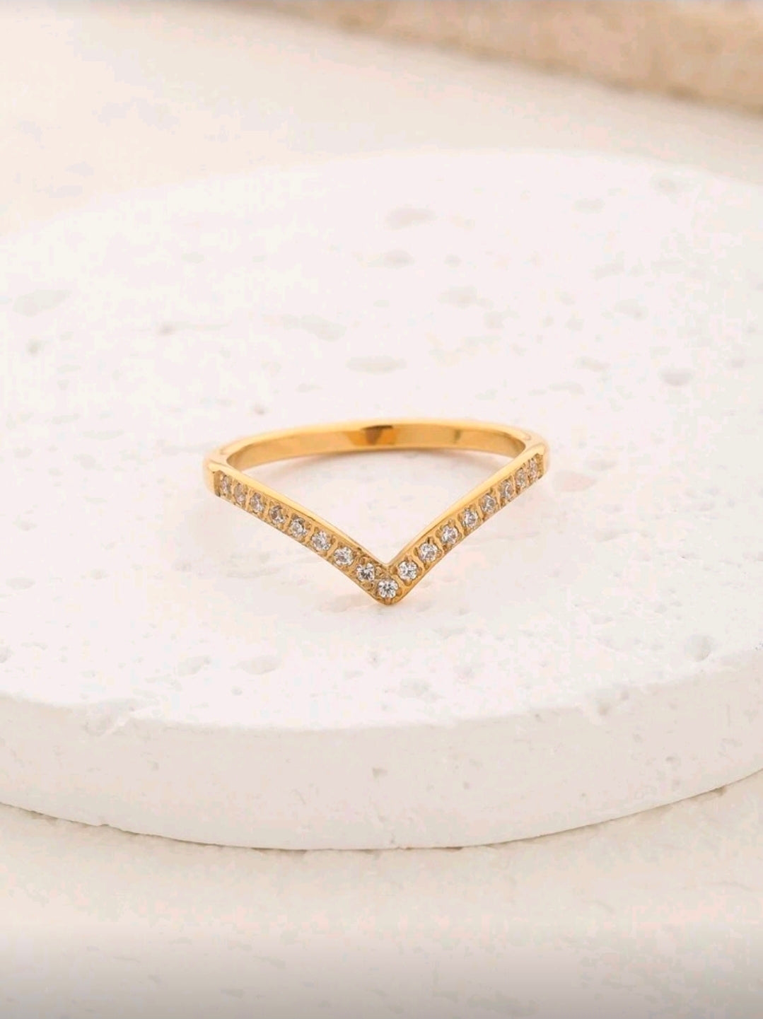 Anel V Cravejado Banhado a Ouro 18k