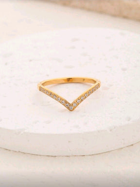 Anel V Cravejado Banhado a Ouro 18k