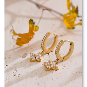 Brinco Argolinha Cravejada Trevo em Flor Banhado a Ouro 18k