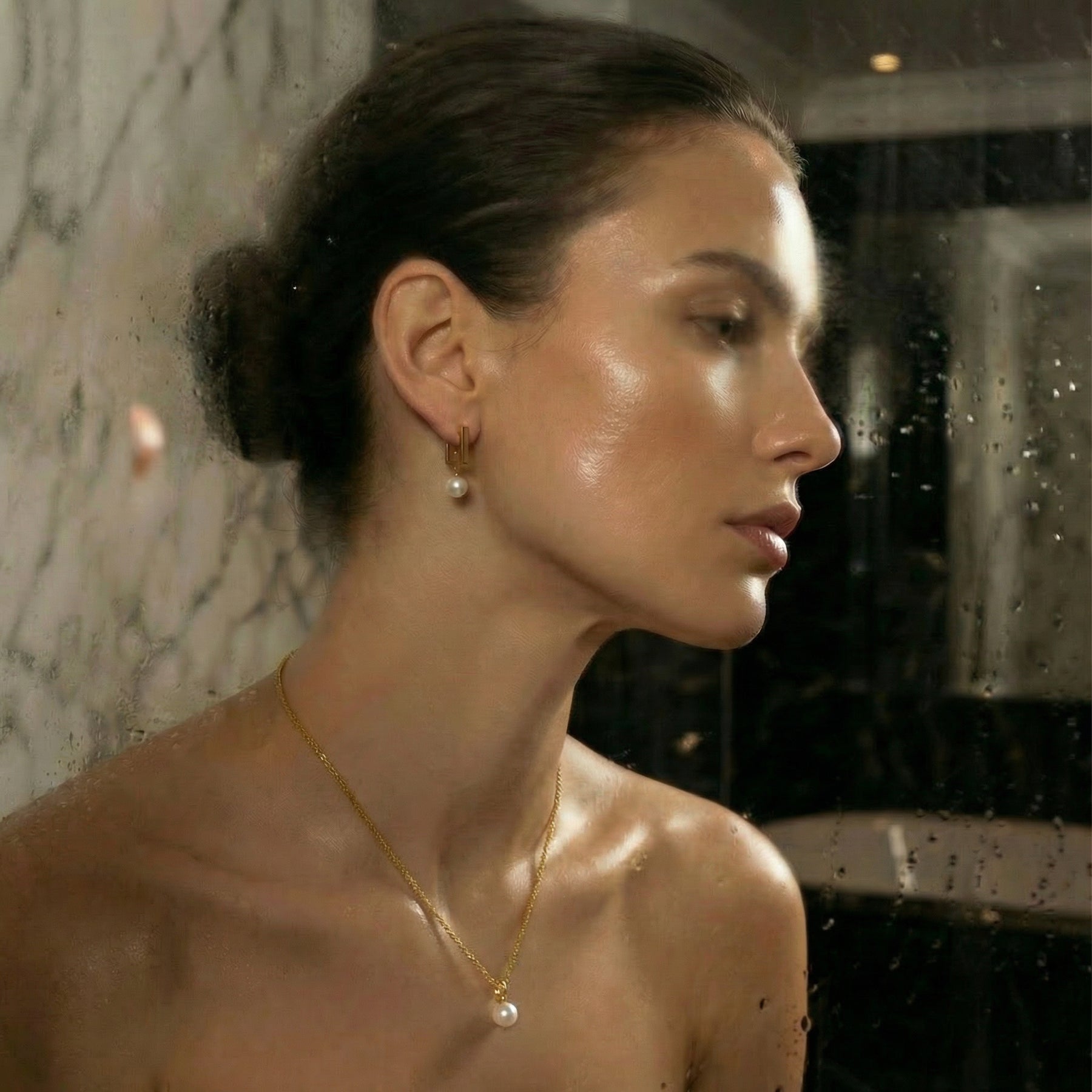 Brinco Argolinha Quadrada com Pérola Banhada a Ouro 18k