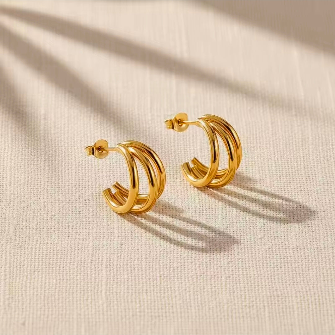 Brinco Mini Argola Tripla em Aço Banhado a Ouro