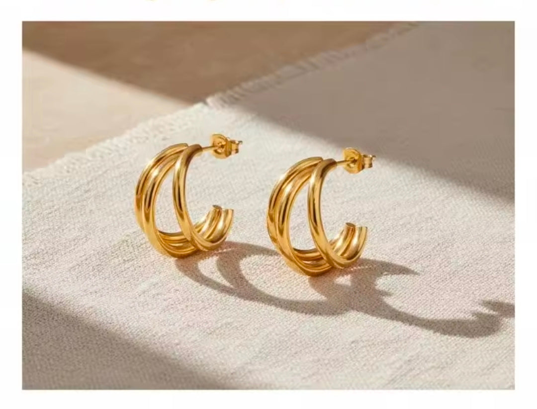 Brinco Mini Argola Tripla em Aço Banhado a Ouro
