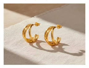 Brinco Mini Argola Tripla em Aço Banhado a Ouro