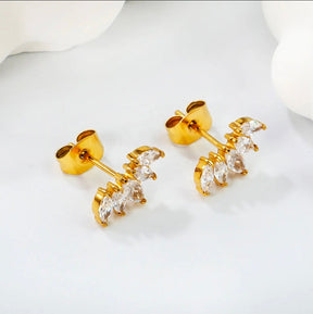 Brinco Mini Coroa de Zircônias em Aço Banhado a Ouro