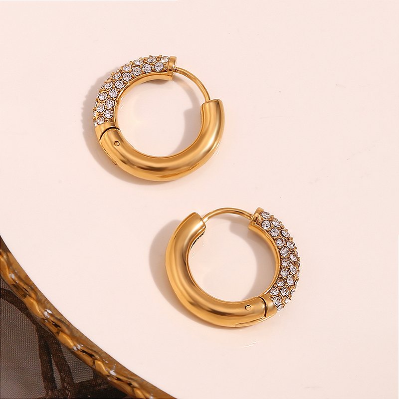 Brinco Argolinha G Cravejada Banhado a Ouro 18k