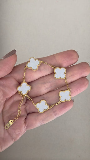 Pulseira Trevos Brancos Perolados Banhada a Ouro 18k